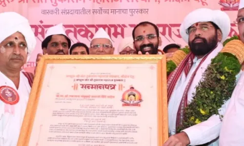 महाराष्ट्र में संतों का बाल भी बांका नहीं होने दूंगा, शिंदे ने दिया भरोसा महाराष्ट्र में संतों का बाल भी बांका नहीं होने दूंगा, शिंदे ने दिया भरोसा