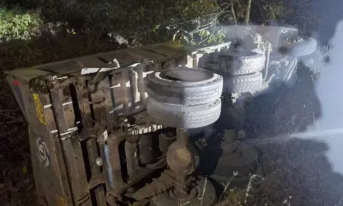 आपस में टकराकर नाले में गिरे दो ट्रक, तीन घायल आपस में टकराकर नाले में गिरे दो ट्रक, तीन घायल