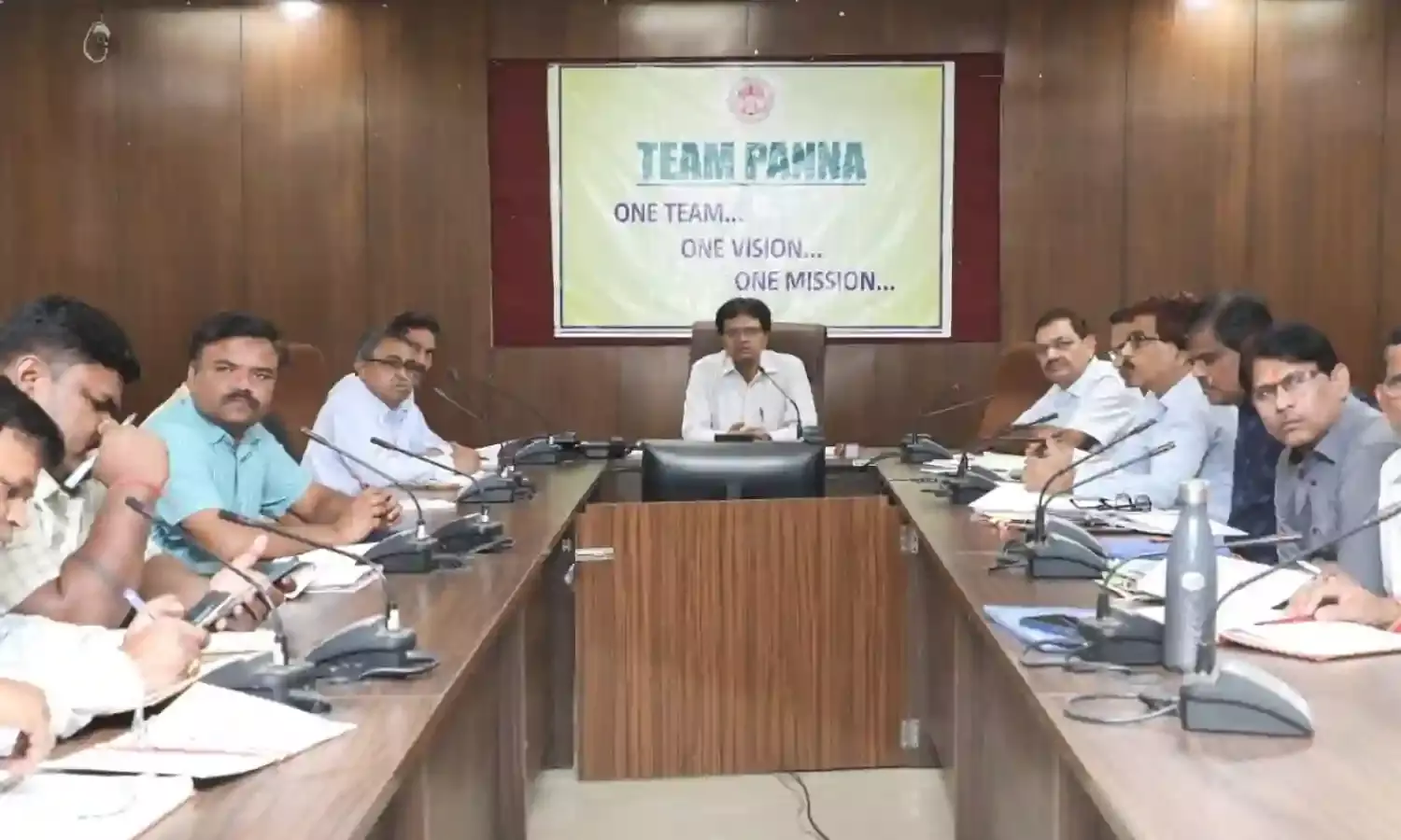 समाधान ऑनलाइन एवं सीएम हेल्पलाइन के लंबित प्रकरणों का समयावधि में करें शत प्रतिशत निराकरण - कलेक्टर