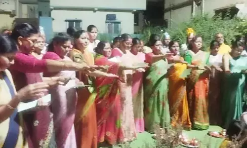 भंडारा में किचन सेट नहीं मिलने पर महिला मजदूरों ने रोका रास्ता