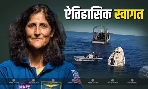 अंतरिक्ष यात्रियों के कैप्सूल से बाहर निकलते समय समुद्र में डॉल्फिन समूह ने किया ऐतिहासिक स्वागत अंतरिक्ष यात्रियों के कैप्सूल से बाहर निकलते समय समुद्र में डॉल्फिन समूह ने किया ऐतिहासिक स्वागत