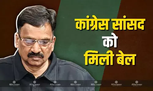 दुष्कर्म केस में फंसे कांग्रेस सांसद राकेश राठौर आज सुबह सीतापुर जेल से बाहर आए