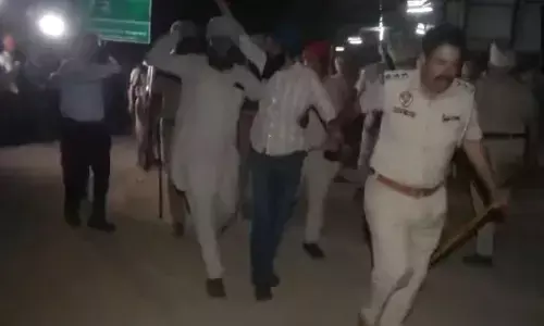 पंजाब पुलिस ने शंभू बॉर्डर पर आंदोलन कर रहे किसानों को खदेड़ा, सरवन पंधेर और जगजीत डल्लेवाल को हिरासत में लिया, खनौरी बॉर्डर पर भी... पंजाब पुलिस ने शंभू बॉर्डर पर आंदोलन कर रहे किसानों को खदेड़ा, सरवन पंधेर और जगजीत डल्लेवाल को हिरासत में लिया, खनौरी बॉर्डर पर भी...