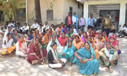 पंचायत भवन के लिए ग्रामीणों ने डाला डेरा, नवीन ग्राम पंचायत मोहलीमाता माल में स्वीकृत भवन बनाने की मांग