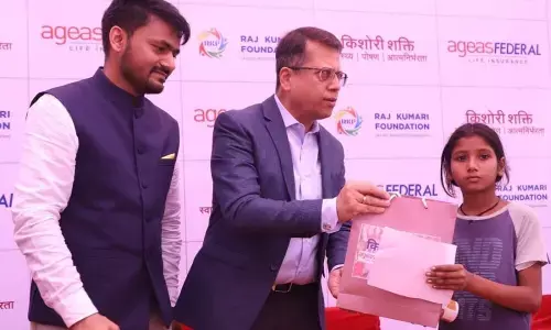 लड़कियों को दी गई सैनिटरी नैपकिन और स्वच्छता किट, किशोरियों को पढ़ाया ये पाठ