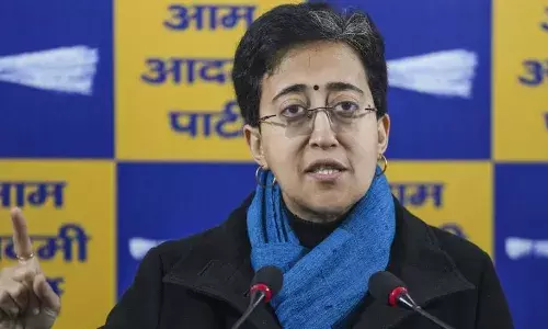 आतिशी ने रेखा गुप्ता सरकार पर लगाया गंभीर आरोप, कहा - अधिकारियों से 10 प्रतिशत कमीशन मांग रहे मंत्री