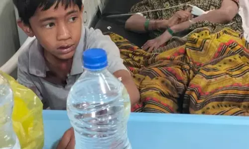 तेज रफ्तार चार पहिया पुल के डिवाइडर से टकराईं, 2 की मौत, 7 घायल तेज रफ्तार चार पहिया पुल के डिवाइडर से टकराईं, 2 की मौत, 7 घायल