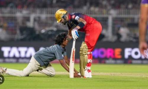 KKR और RCB के मैच के दौरान विराट कोहली को गले लगाने मैदा में घुसा फैन गिरफ्तार, पुलिस ने इस धारा में दर्ज किया केस