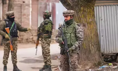 कठुआ में सुरक्षाबलों और आतंकियों के बीच मुठभेड़, हीरानगर में दिखे संदिग्ध, इलाके में शुरू हुआ सर्च ऑपरेशन