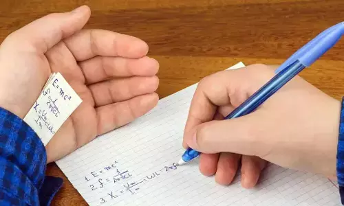 सरकारी अफसर बनने की ख़्वाहिश में युवक बना ओवर स्मार्ट, एग्जाम में चीटिंग के लिए लगाया ऐसा दिमाग, जानकर दंग रह जाएंगे आप