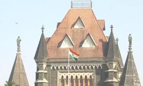 बॉम्बे हाईकोर्ट  ने आरोपियों के घर को गिराने पर लगाई रोक, प्रशासन को लगाई फटकार बॉम्बे हाईकोर्ट  ने आरोपियों के घर को गिराने पर लगाई रोक, प्रशासन को लगाई फटकार