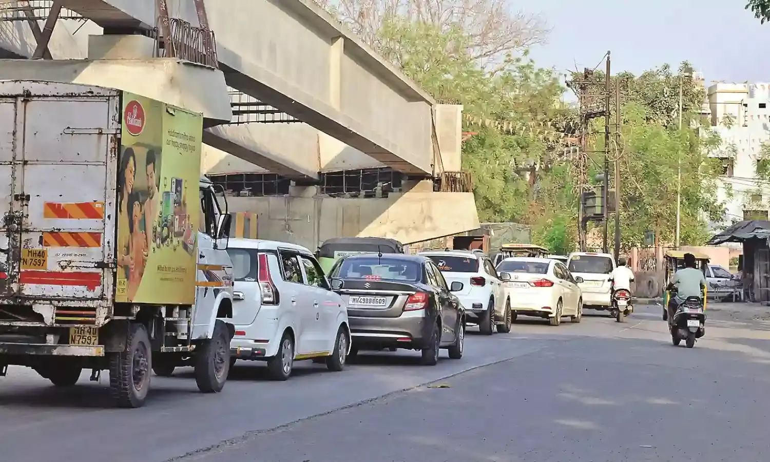 संकरा रास्ता, सड़क खस्ता, अशोक चौक से रेशमबाग तक रेंग रहे हैं वाहन