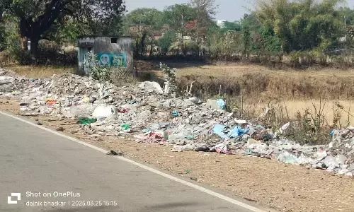 गंदगी और अतिक्रमण की चपेट में मोहन्द्रा का श्मशान घाट गंदगी और अतिक्रमण की चपेट में मोहन्द्रा का श्मशान घाट