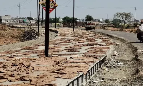 दो साल पहले बनी डामर सडक़ को उखाडक़र बना रहे सीसी रोड