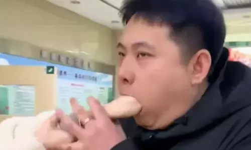 मजाक-मजाक में पड़ गए लेने के देने, शख्स के मुंह में फंस गई अपना ही प्रेमिका की उंगली, आखिरकार दोनों को ले जाना पड़ा अस्पताल