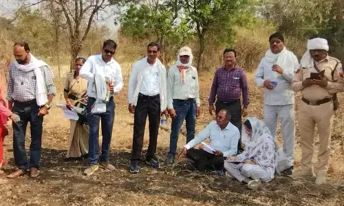 50 साल बाद खेत मालिक को मिला अपना खेत, प्रशासन ने हटवाया कब्जा 50 साल बाद खेत मालिक को मिला अपना खेत, प्रशासन ने हटवाया कब्जा