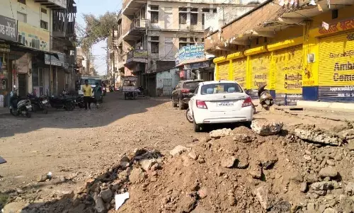 भर्राशाही, 4 सौ मीटर निर्माण के लिए 20 दिन से आवाजाही ठप