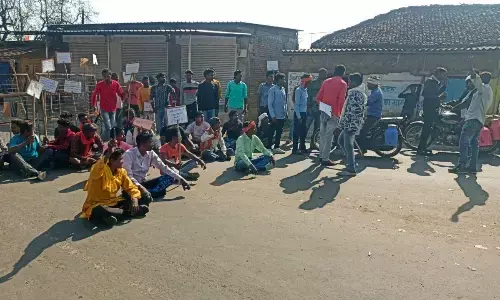 देवालय के समीप कब्रिस्तान, विरोध में उतरे ग्रामीण, लगाया जाम देवालय के समीप कब्रिस्तान, विरोध में उतरे ग्रामीण, लगाया जाम