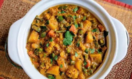 हर दिन गोभी और लौकी खाते-खाते हो गए हैं  बोर, तो ट्राई करें ढाबा स्टाइल मिक्स वेज, रेसिपी है बेहद आसान हर दिन गोभी और लौकी खाते-खाते हो गए हैं  बोर, तो ट्राई करें ढाबा स्टाइल मिक्स वेज, रेसिपी है बेहद आसान