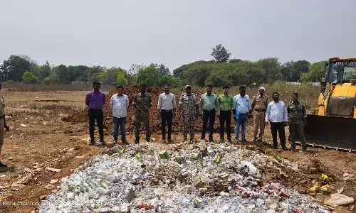 शराबबंदी गडचिरोली जिले में लाखों की शराब पर चला बुलडोजर