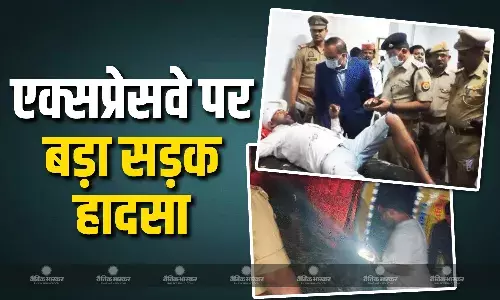 आगरा-लखनऊ एक्सप्रेसवे पर श्रद्धालुओं से भरी बस का फटा टायर, बस खाई में गिरी, एक की मौत, 55 घायल आगरा-लखनऊ एक्सप्रेसवे पर श्रद्धालुओं से भरी बस का फटा टायर, बस खाई में गिरी, एक की मौत, 55 घायल