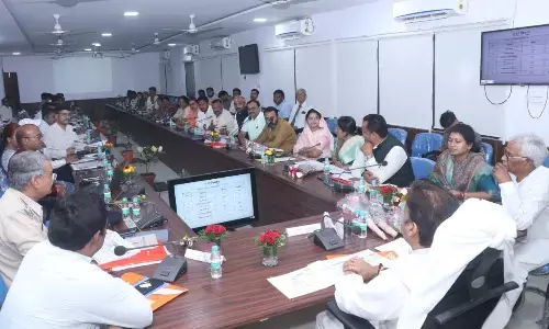 अधिकारियों के हर घर जल पहुंचने की बात पर जनप्रतिनिधियों ने टोंका, कहा- चलकर दिखाएं कहां पहुंच रहा जरूरत का पानी अधिकारियों के हर घर जल पहुंचने की बात पर जनप्रतिनिधियों ने टोंका, कहा- चलकर दिखाएं कहां पहुंच रहा जरूरत का पानी