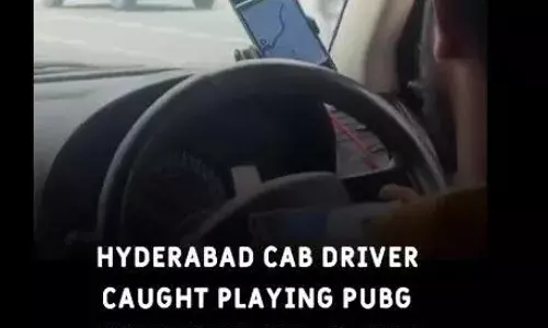 ड्राइव करते हुए पब्जी में खोया कैब ड्राइवर, वीडियो देखकर यूजर्स का फूटा गुस्सा!