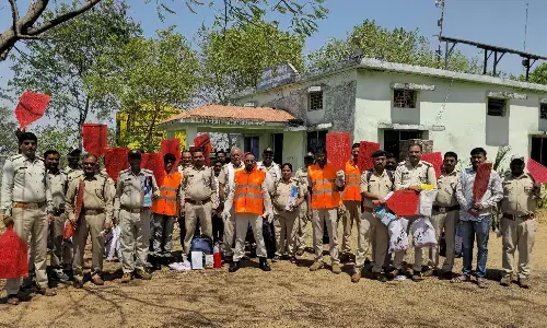 वनकर्मियों को अग्निरोधी किट एवं उपकरण वितरित कर दिया गया डैमो वनकर्मियों को अग्निरोधी किट एवं उपकरण वितरित कर दिया गया डैमो