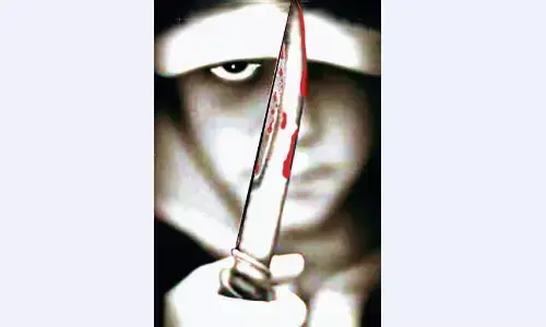 बाइक अड़ाकर रोका, फिर चाकू मारकर लूटा