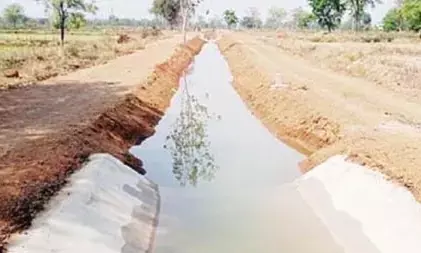 भंडारा की छोटी नहर में लीकेज से खेतों तक नहीं पहुंच पा रहा पानी