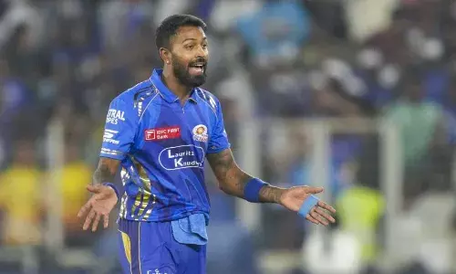 हार्दिक पांड्या ने फैंस का जीता दिल, नन्हे फैन के साथ ली सेल्फी, सोशल मीडिया पर वायरल हो रहा वीडियो हार्दिक पांड्या ने फैंस का जीता दिल, नन्हे फैन के साथ ली सेल्फी, सोशल मीडिया पर वायरल हो रहा वीडियो