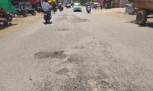 मेडिकल जाने वाली बसस्टैंड रोड जर्जर, एम्बुलेंस और स्टॉफ के वाहन आए दिन हादसे के शिकार