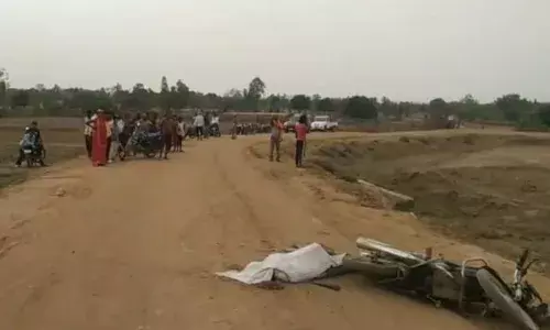 पिता के आगे चल रहे बाइक सवार बेटे को ट्रक ने कुचला पिता के आगे चल रहे बाइक सवार बेटे को ट्रक ने कुचला