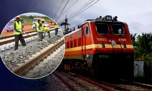 महाराष्ट्र में 41 रेल परियोजनाओं पर काम जारी, लगभग दो हजार किलोमीटर तक काम पूरा महाराष्ट्र में 41 रेल परियोजनाओं पर काम जारी, लगभग दो हजार किलोमीटर तक काम पूरा
