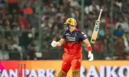 14वें मैच में घटी दो हैरतअंगेज घटनाएं, हवा में उछला आरसीबी के बल्लेबाज का बैट