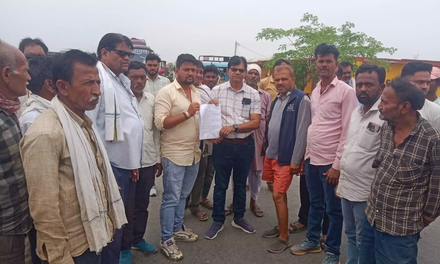 सैकड़ों ग्रामीणों ने कल्याणपुर में शराब दुकान नहीं खोलने का किया विरोध सैकड़ों ग्रामीणों ने कल्याणपुर में शराब दुकान नहीं खोलने का किया विरोध