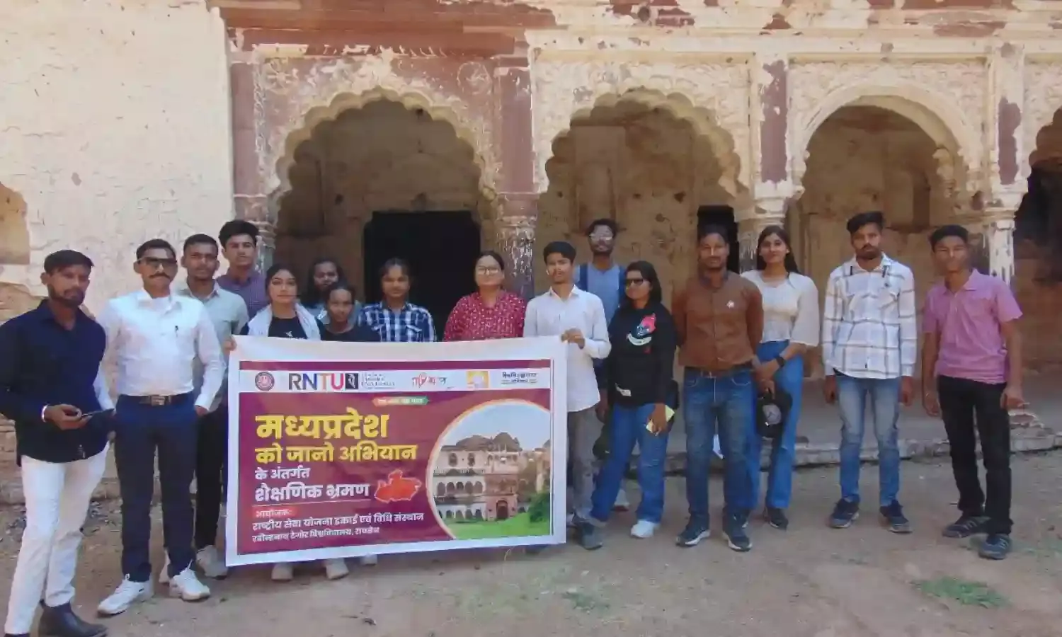 NSS एवं RNTU के विधि विभाग द्वारा मप्र को जानो अभियान के अंतर्गत नरसिंहगढ़ के किले व ऐतिहासिक स्थलों का शैक्षणिक भ्रमण