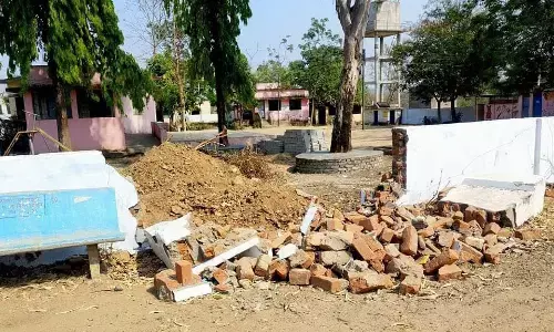 भंडारा में यात्री प्रतीक्षालय के लिए ढहा दी शाला की दीवार
