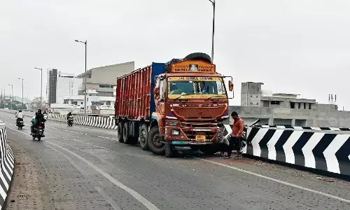 फ्लाईओवर की रोटरी से जा टकराया तेज रफ्तार ट्रक, दरार की अफवाह