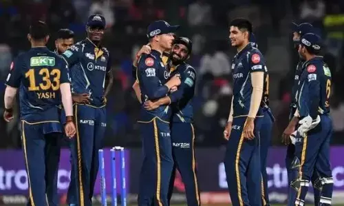 जारी टूर्नामेंट के बीच इस तेज गेंदबाज ने छोड़ा गुजरात टाइटंस का साथ, निजी कारणों से वापस लौटे अपने देश