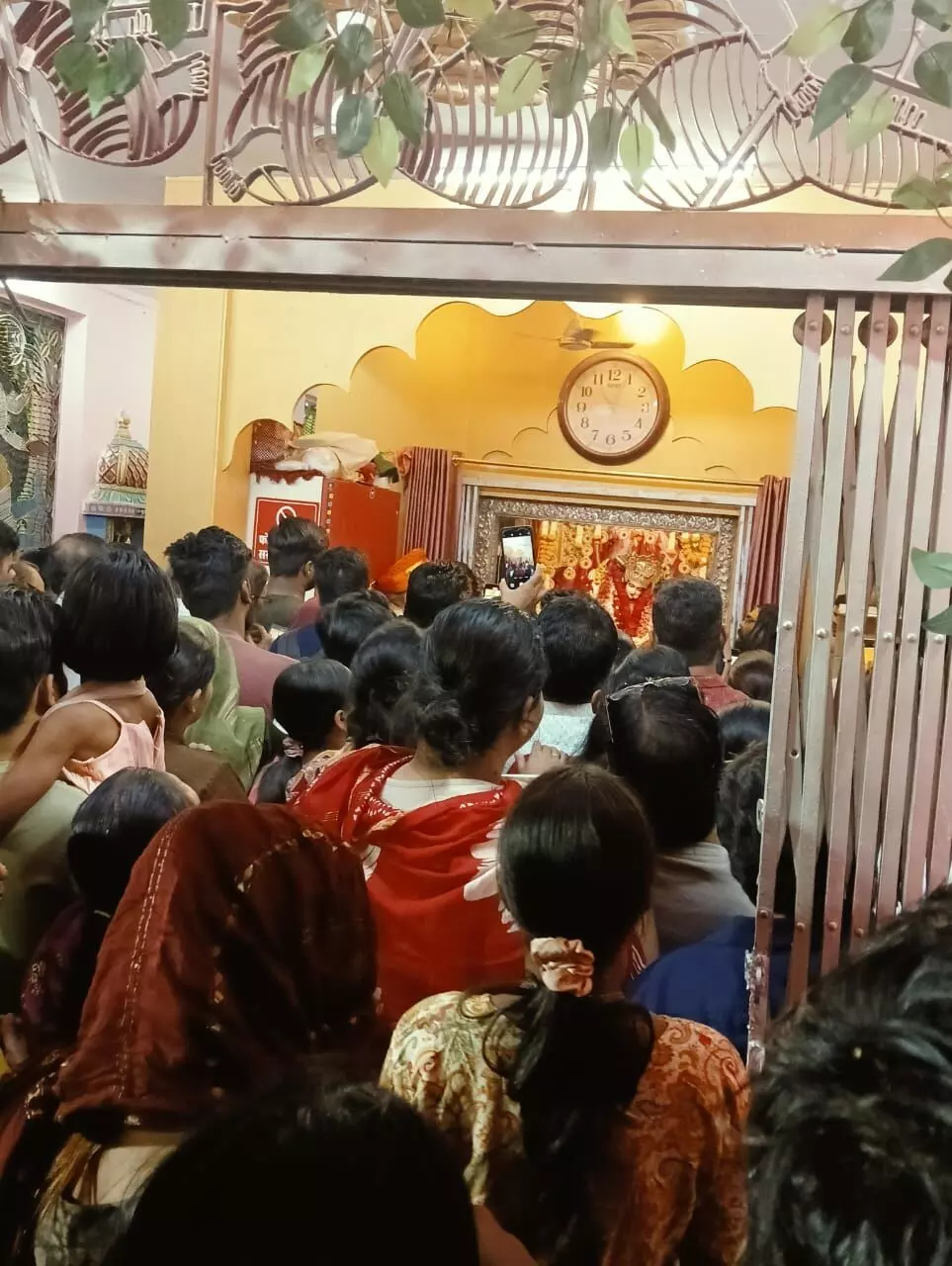 देवी मंदिरों में उमड़ी आस्था, गूंजे मातारानी के जयकारे देवी मंदिरों में उमड़ी आस्था, गूंजे मातारानी के जयकारे