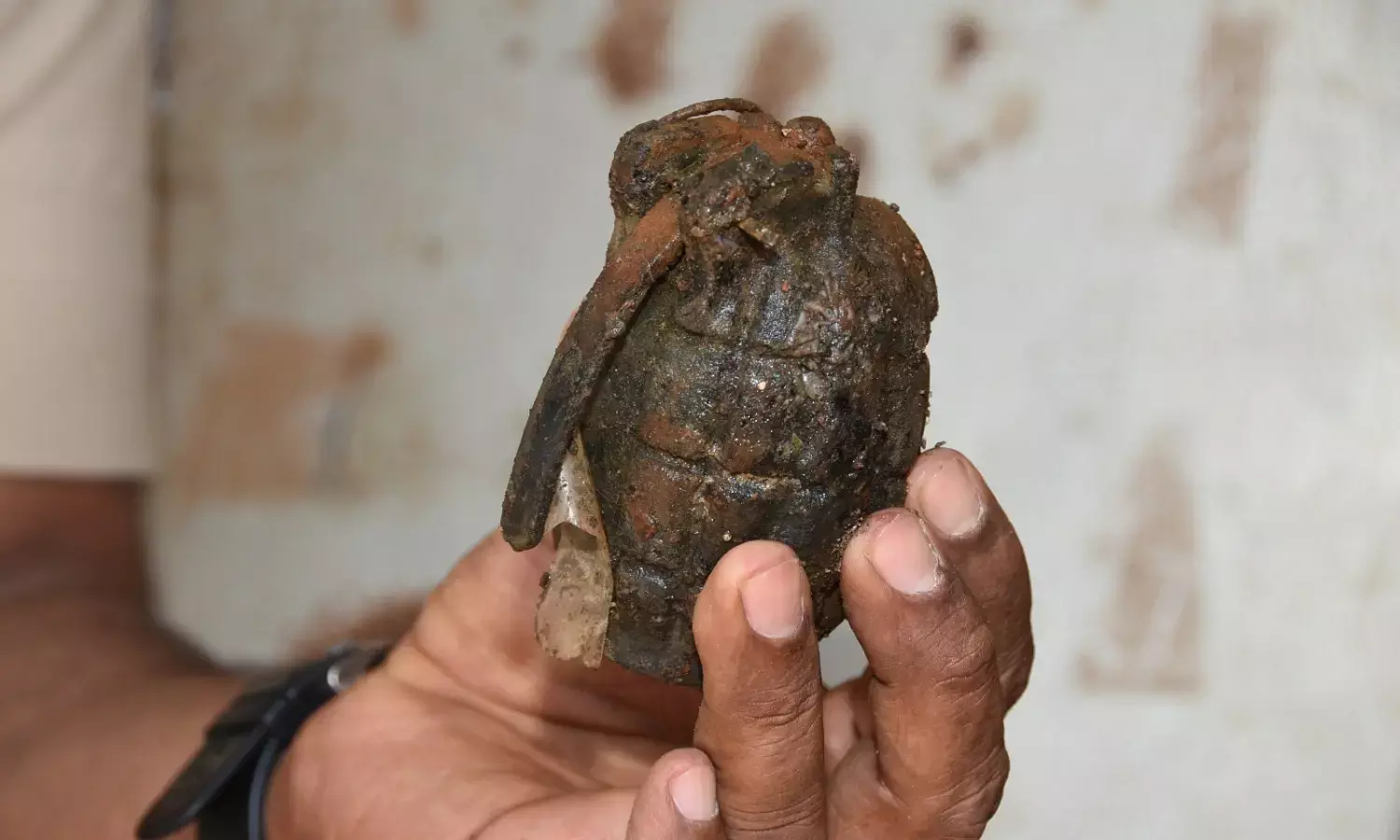 30 फीट गहरे कुएं से निकले हैंड ग्रेनेड और 52 बमों के खोल