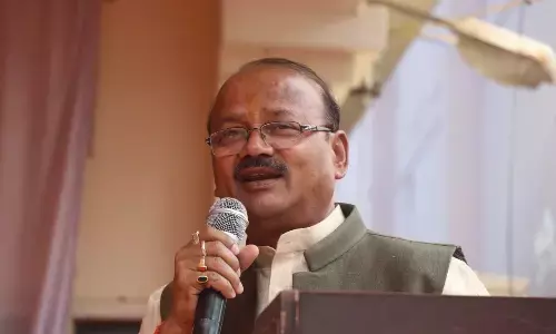 अव्यवस्था पर नाराज राज्यमंत्री दिलीप जायसवाल ने मंच से ही लगाई आयोजकों को फटकार