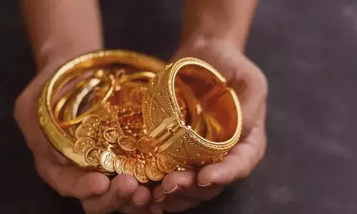 सोने की कीमत में लगातार दूसरे दिन गिरावट, चांदी के भाव भी आसमान से कुछ नीचे आए