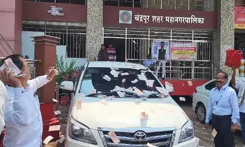 मनपा आयुक्त के वाहन पर फेंके नकली नोट , सीवर योजना का किया विरोध