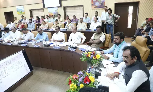 पाइप डालकर पैसा निकाल रहे ठेकेदार, प्रभारी मंत्री ने ईई को लगाई फटकार, जांच के आदेश पाइप डालकर पैसा निकाल रहे ठेकेदार, प्रभारी मंत्री ने ईई को लगाई फटकार, जांच के आदेश