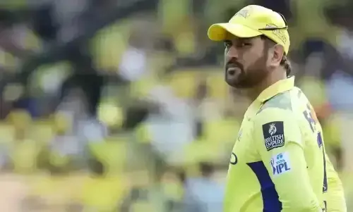 माही पर फूटा प्रशंसकों का गुस्सा, सोशल मीडिया पर ट्रोल कर निकाली भड़ास, कहा - केवल सिंपैथी के लिए आते हैं मैदान पर