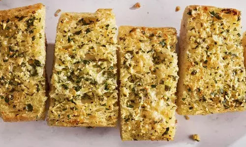 अब होटल जैसा गार्लिक ब्रेड बनाएं घर पर, कुछ ही मिनटों में बन कर हो जाएगा तैयार, सब करते रह जाएंगे तारीफ