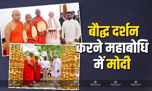 प्रधानमंत्री नरेंद्र मोदी आज महाबोधि मंदिर गए, बौद्ध भिक्षुओं से लिया आशीर्वाद