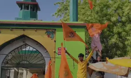 हिंदू संगठनों के सदस्यों ने सालार मसूद गाजी की दरगाह पर लहराया भगवा, जांच में जुटी पुलिस हिंदू संगठनों के सदस्यों ने सालार मसूद गाजी की दरगाह पर लहराया भगवा, जांच में जुटी पुलिस